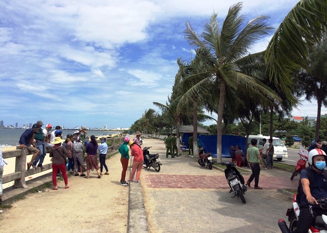 Dân Đà Nẵng góp tiền an táng thi thể vô danh trôi trên biển
