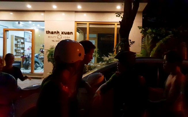 1 người Hàn Quốc vào ô tô của nguyên phó giám đốc sở