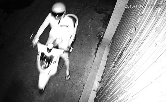 Camera ghi cảnh thanh niên tạt nhớt vào nhà người phụ nữ 2 con