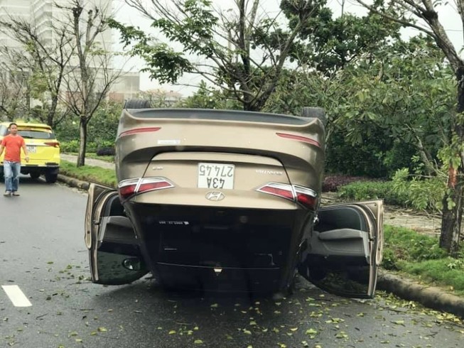 Ô tô húc gãy cây rồi 'phơi bụng', tài xế đạp cửa thoát thân