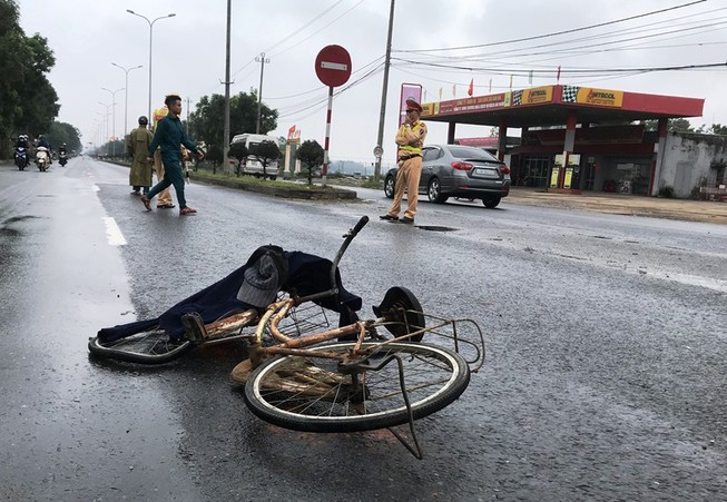 Cụ ông 79 tuổi đi xe đạp bị xe tải tông trọng thương