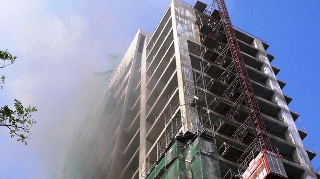 Cháy nhà 18 tầng đang thi công, hàng chục người tháo chạy