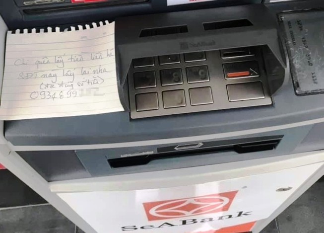 Cô gái dán thông báo lên trụ ATM tìm người để quên tiền