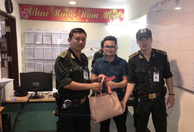 Tài xế hãng taxi Mai Linh lấy túi xách khách quên ở sân bay