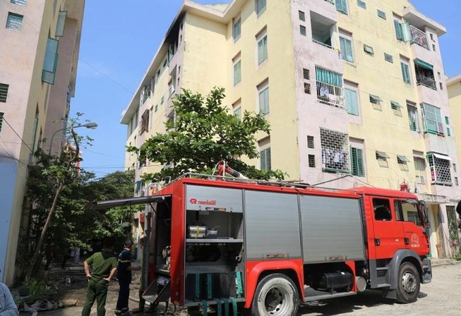 Hi hữu: Nhà này cháy, phá nhầm cửa nhà kia để... cứu hỏa
