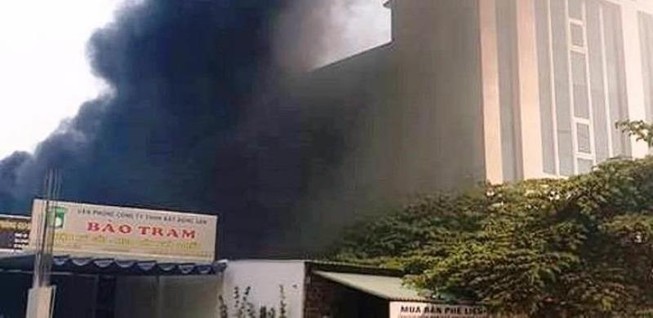 Nhân viên ngân hàng tháo chạy vì cháy kho phế liệu sát bên