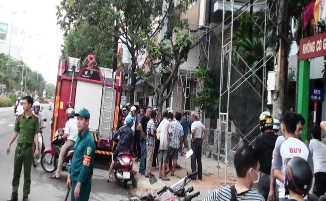 Giàn giáo chạm vào đường dây điện, hai công nhân bỏng nặng