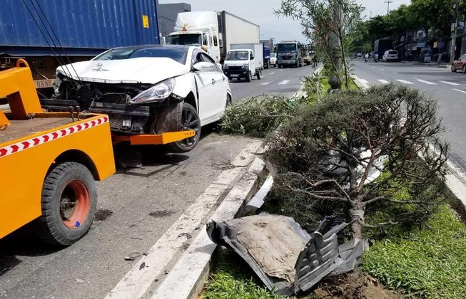 Ô tô 4 chỗ liên tiếp bị 2 xe tải 2 lần húc văng
