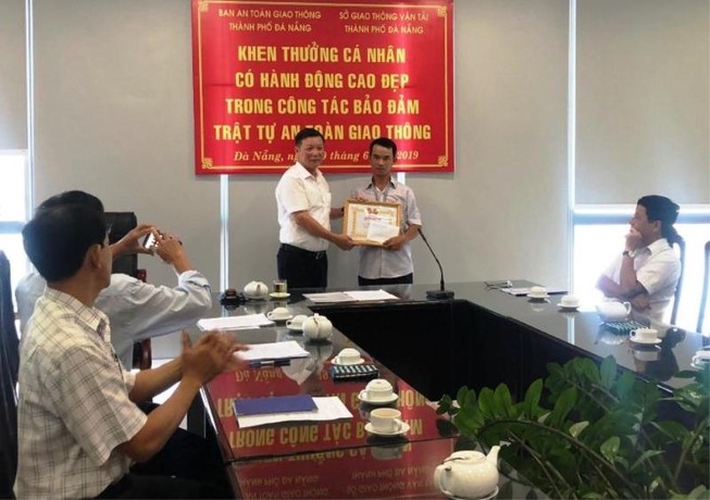 Khen thưởng người đục cục bê tông trên đường ở Đà Nẵng