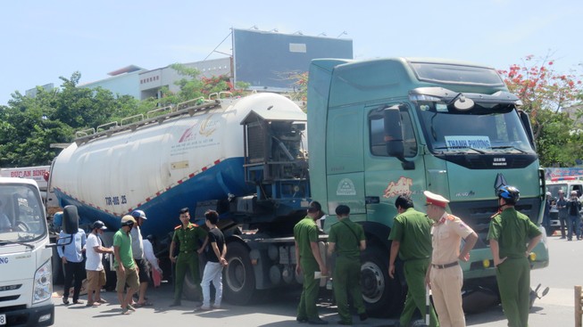 Nữ sinh bị xe đầu kéo cuốn vào gầm tử vong