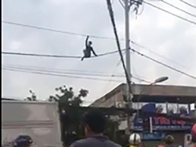Ngáo đá rồi đập xe, đánh 2 công an bị thương