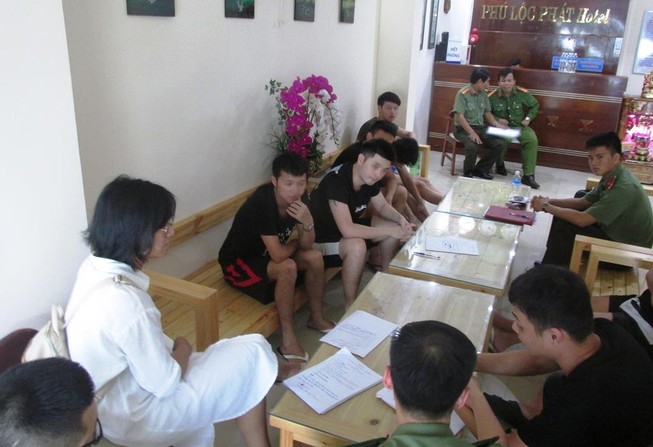Nhóm người Trung Quốc thuê nguyên khách sạn đánh bạc