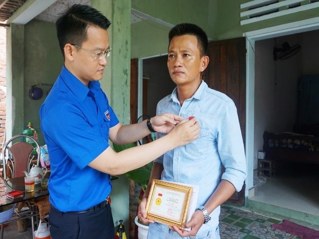 Trao huy hiệu Tuổi trẻ dũng cảm cho hai thanh niên cứu người