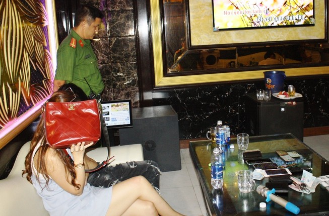 Mua ma túy đãi sinh nhật bạn trong quán karaoke