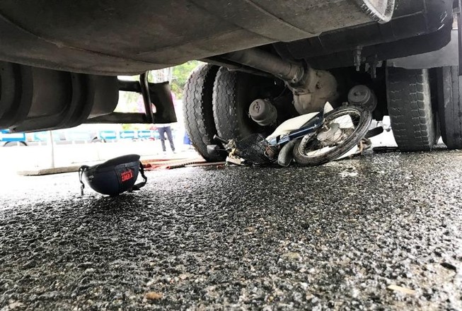 Một phụ nữ 69 tuổi chạy xe máy bị ô tô tải cuốn vào gầm