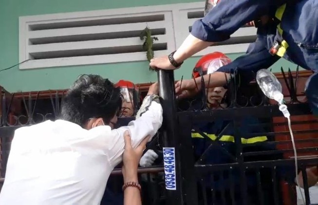 Nhiều cảnh sát, bác sĩ cùng giải cứu 1 chủ nhà leo rào