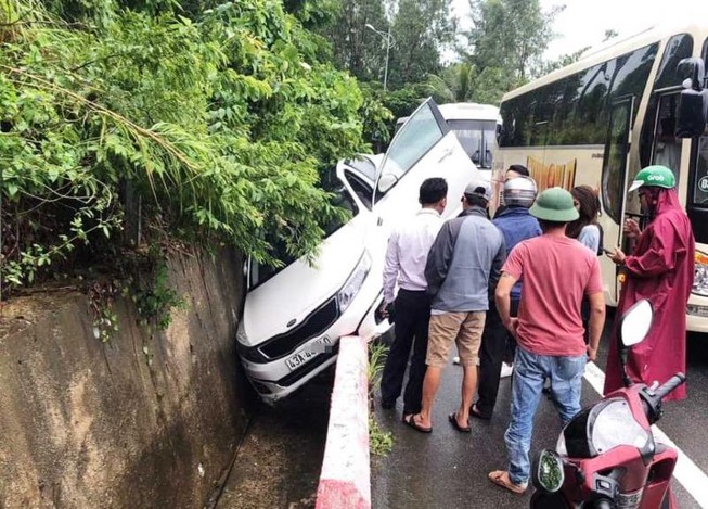 Ô tô 4 chỗ va vào vách núi tại bán đảo Sơn Trà