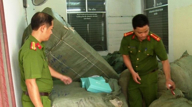 8 tấn quần áo, giày... không nguồn gốc trên tàu SE19 ở Đà Nẵng