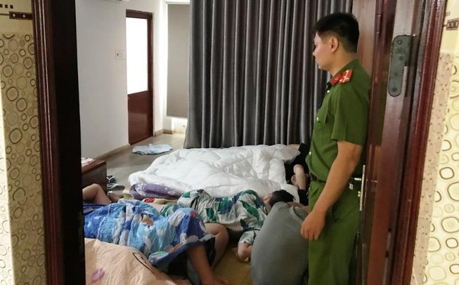 2 người Trung Quốc ở chui cùng trăm thùng nguyên liệu trà sữa