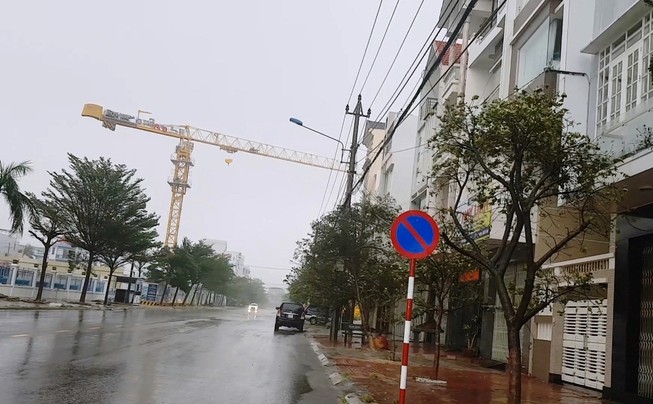 Cần cẩu quay tròn giữa đường làm dân chạy bão thót tim