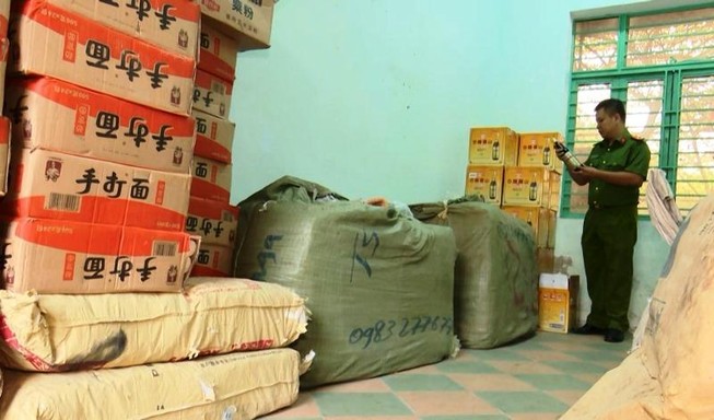 Đà Nẵng: Bắt 10 tấn hàng Trung Quốc nhập lậu trên tàu SE19