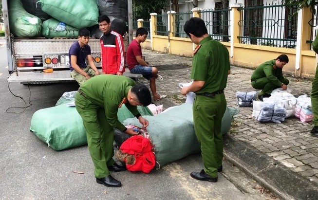 Nhiều quần áo, giày dép không rõ nguồn gốc trên xe tải