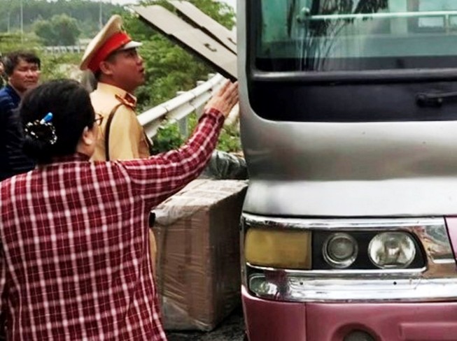 Xe khách tháo ghế ngồi để chở hàng không nguồn gốc