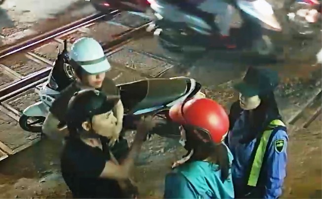 Đôi nam nữ vi phạm giao thông hành hung phóng viên