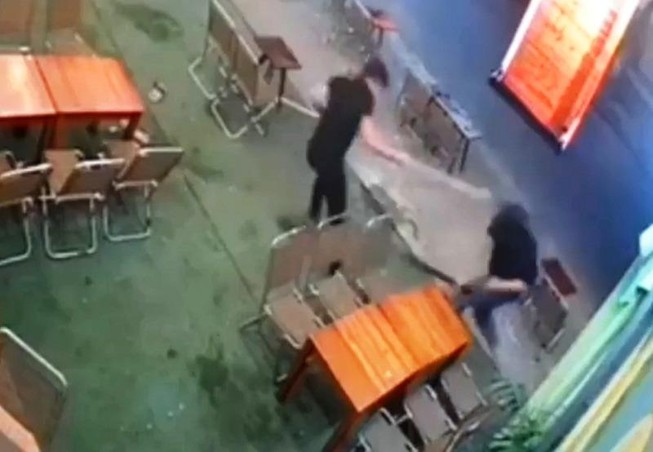Nhóm thiếu niên chém gục đối thủ bằng dao phóng lợn