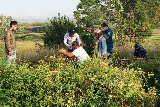 Người đàn ông bị kéo lê trên đường ray gần 20 m