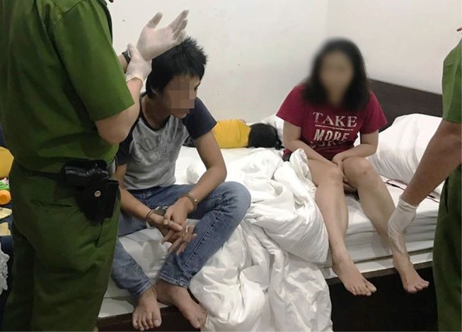 Đôi vợ chồng hờ dẫn con nhỏ thuê khách sạn phê ma túy