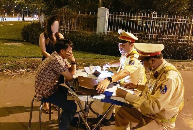 Tài xế có hơi men chơi chiêu đổi lái cho vợ khi bị CSGT thổi