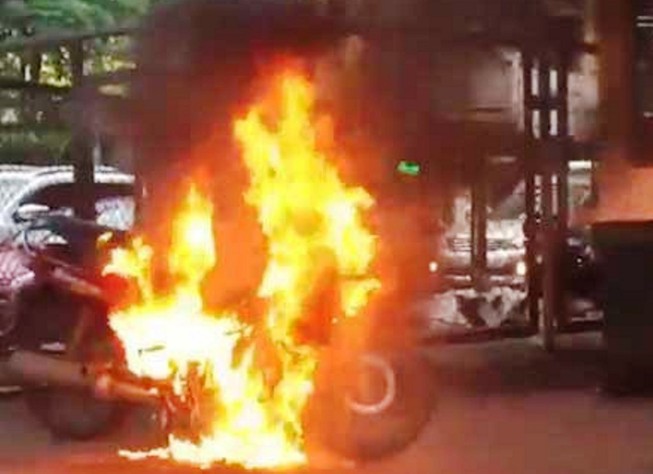 Nghi trộm cá, chủ lồng bè đốt rụi 2 xe máy của cặp vợ chồng