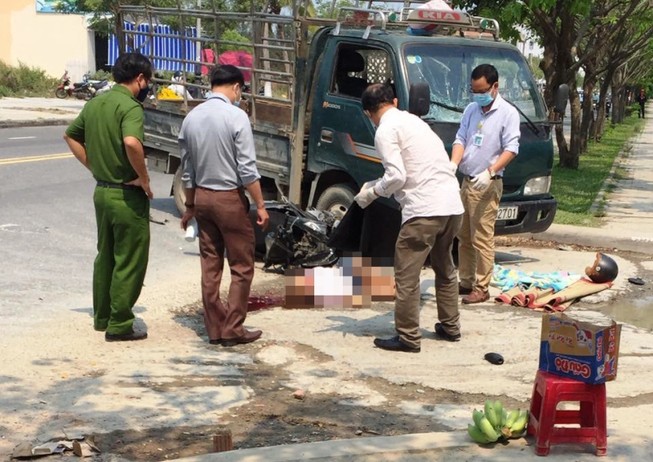 Nữ tài xế lái ô tô tải va chạm người đi xe máy