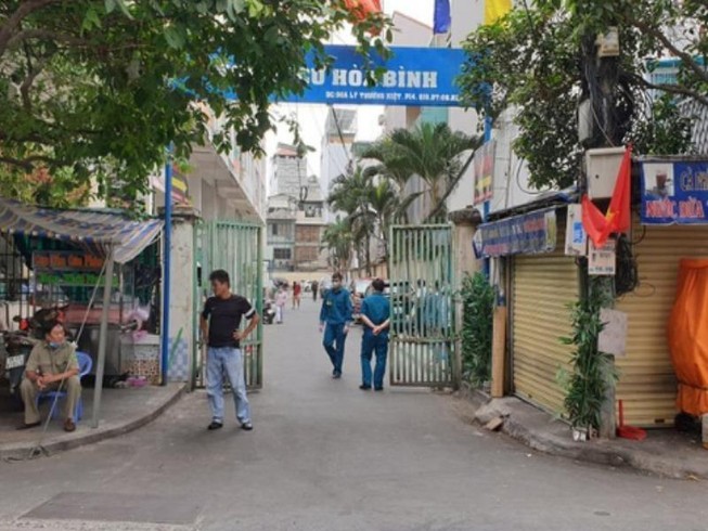 Dân ở lô A2, B1 và B2 chung cư Hòa Bình được phép ra ngoài