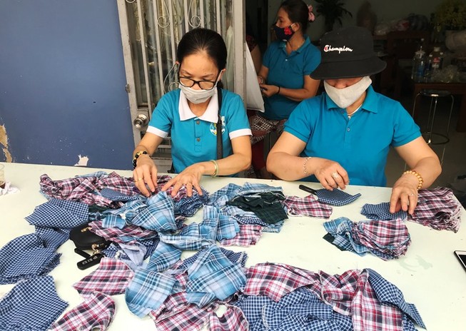 Bộ đội và phụ nữ phường xuyên đêm may khẩu trang tặng dân
