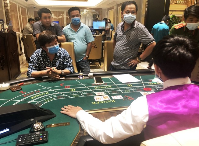 Nhóm người nước ngoài tổ chức đánh bạc trong resort