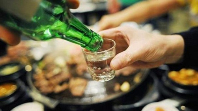 Đâm vỏ chai bia vào mặt bạn nhậu vì cái bắt tay