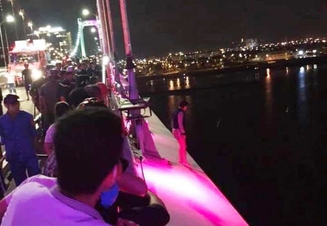 Cảnh sát thuyết phục cô gái từ bỏ ý định nhảy cầu tự tử