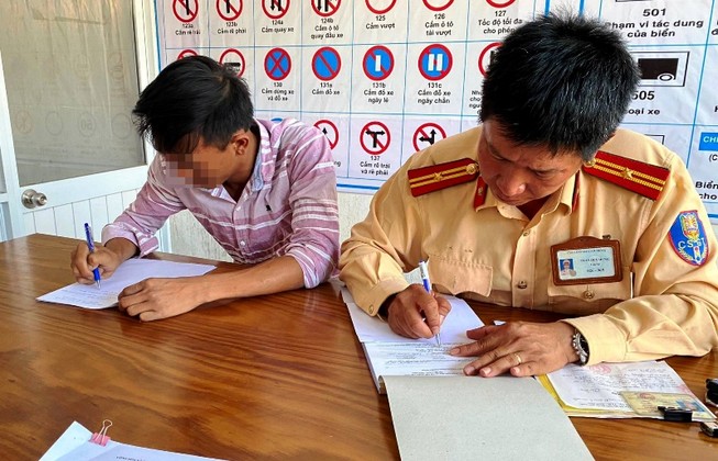 Lập biên bản tài xế chạy ngược chiều trên cao tốc