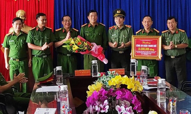 Thưởng nóng đơn vị phá đường dây làm giả thẻ công an, nhà báo