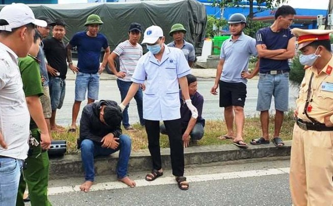 Nam thanh niên tự gây tai nạn, tấn công người tới cấp cứu