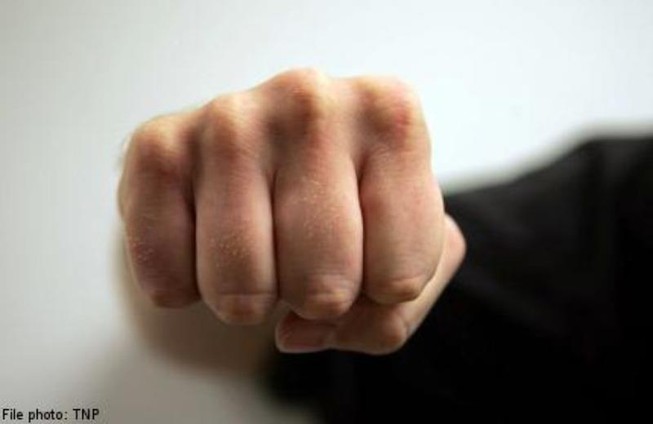 Mâu thuẫn nơi đỗ xe, chủ tiệm cắt tóc bị đánh ngã rồi tử vong
