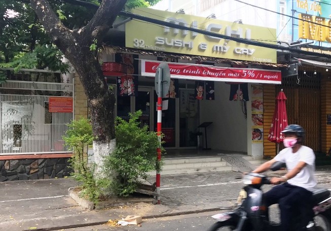 1 cửa hàng bán hàng mang về bất chấp lệnh cấm COVID-19