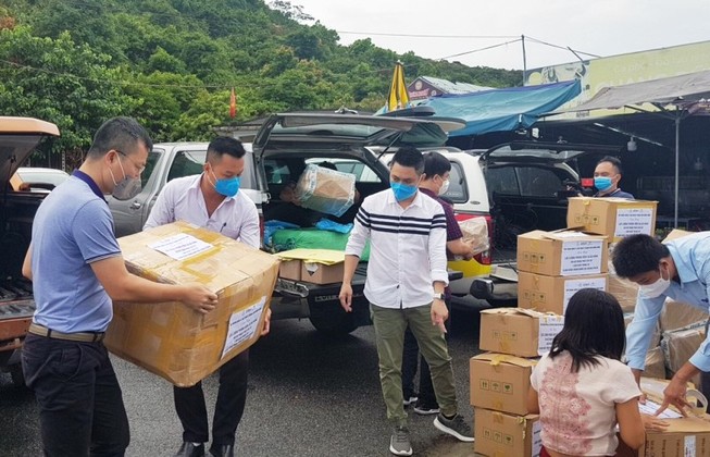 Từ Hà Nội vào Đà Nẵng tặng khẩu trang cho phóng viên