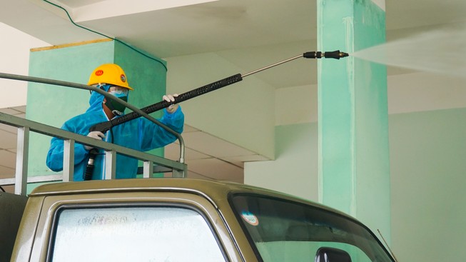 Quân khu 5 phun hóa chất khử khuẩn Bệnh viện Quân y 17