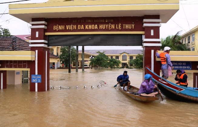 Bệnh viện Lệ Thủy, Quảng Bình bị cô lập trong lũ