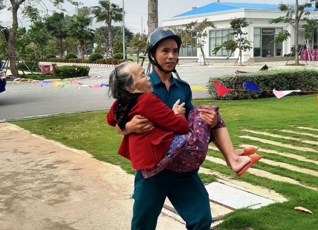 Quảng Ngãi: Ưu tiên di dời người già, trẻ em tránh bão trước