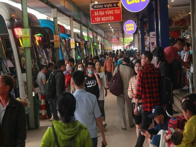 Người dân ăn, ngủ tại Bến xe Miền Đông chờ mua vé