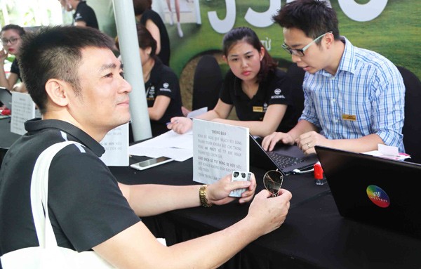 Xếp hàng mua nhà: “Sốt” căn hộ giá rẻ?